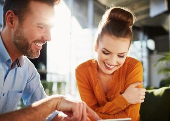 Пет знаци кои откриваат дека некому тајно му се допаѓате