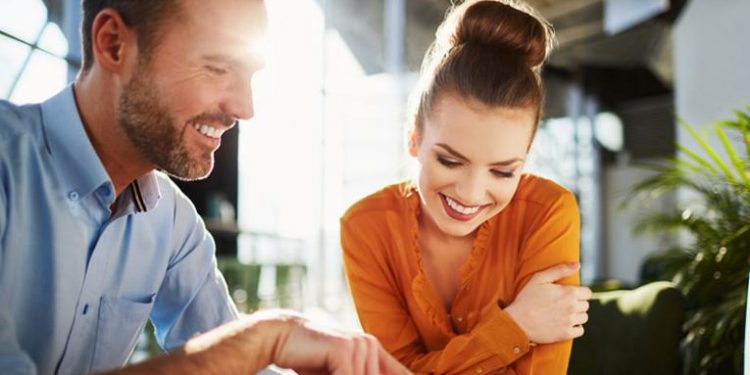 Пет знаци кои откриваат дека некому тајно му се допаѓате