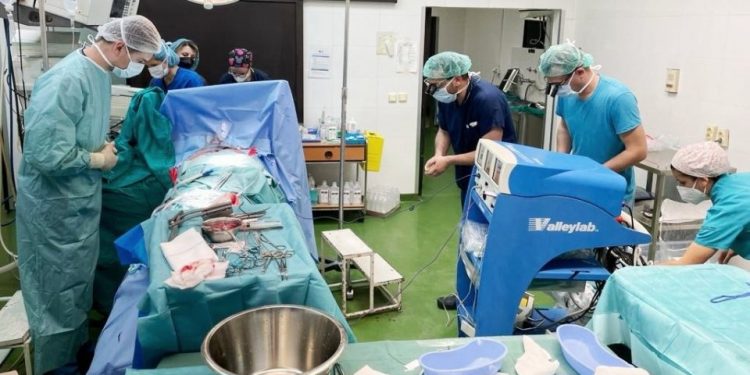 Историска фотографија: Поклон за младата девојка која ги донираше срцето и бубрезите