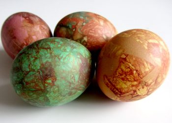 Најубави мермерни Велигденски јајца – едноставен природен метод со преубав ефект