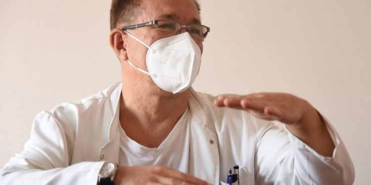 Д-р Беќаровски: Замислете утре 20.000 заразени да се шетаат низ град, ова е „Монти Пајтон“ Собрание