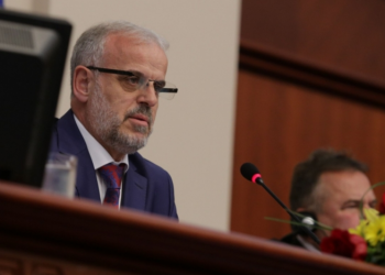 Џафери збесна во Собранието: Не јадам слама, и не водам овде кладилница