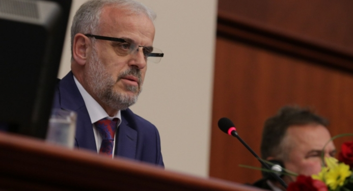 Џафери збесна во Собранието: Не јадам слама, и не водам овде кладилница