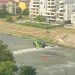 Хеликоптер црпи вода од Вардар во Карпош 4 за да гаси во Сарај