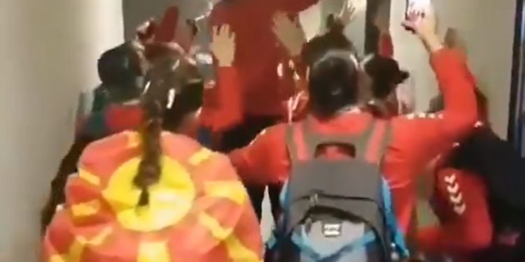 Oд грло и од срце ечи „Бисер балкански“ во соблекувалната на младите ракометарки по освоениот шампионат