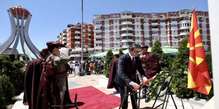 ПЕНДАРОВСКИ ОДДАДЕ ПОЧИТ Претседателот се поклони пред споменикот на десетмината загинати кај Карпалак