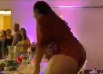 И СЕ ПОГОДИ ПЕСНАТА СЕ КАЧИ НА МАСА ДА ИГРА И БУУУМ! (ВИДЕО)