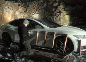 Финец си го разнесе својот електричен автомобил кога му кажале колку треба да плати за замена на батеријата (ВИДЕО)