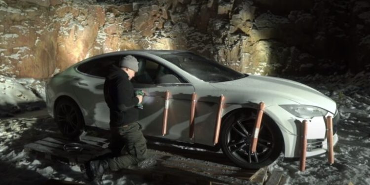 Финец си го разнесе својот електричен автомобил кога му кажале колку треба да плати за замена на батеријата (ВИДЕО)