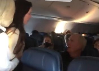 Кавга помеѓу жена и постар маж во авион затоа што не носел маска (ВИДЕО)