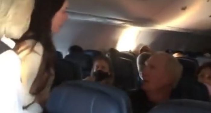 Кавга помеѓу жена и постар маж во авион затоа што не носел маска (ВИДЕО)
