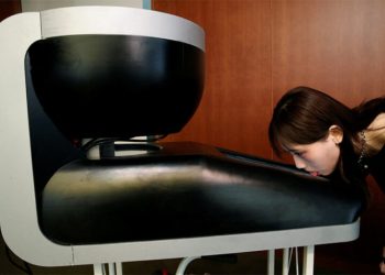 Јапонец создал телевизор што можете да го лижете за да ја вкусите храната која ја прикажува