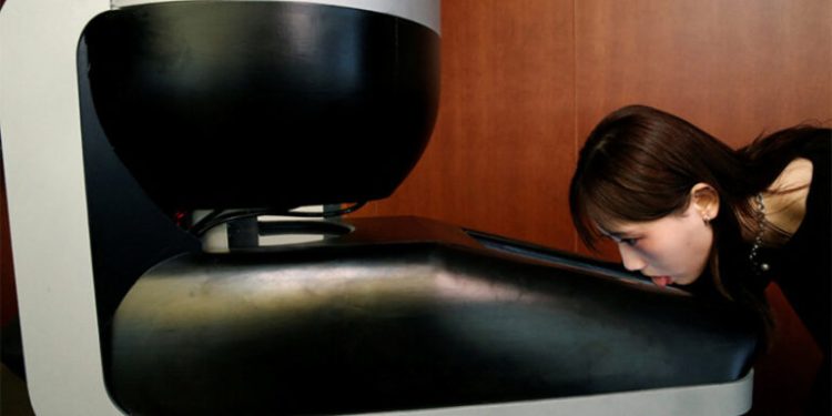 Јапонец создал телевизор што можете да го лижете за да ја вкусите храната која ја прикажува