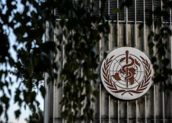 Омикронот може да ги блокира здравствените системи, предупредува СЗО