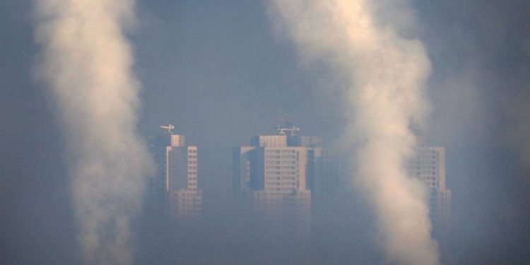 Можат ли препукувањата меѓу скопската и централната власт да го чистат загадениот воздух?