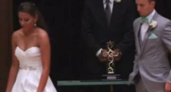 Невестата го оставила младоженецот пред матичарот, кога тој дознал зошто почнал да плаче (ВИДЕО)