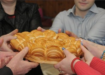 Лепче со паричка на Василица или на Бадник?