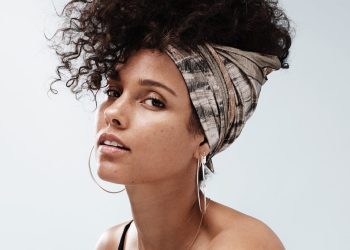 „Требаше ДА ЗАВРШАМ КАКО ПР*СТИТУТКА, а не како музичка икона“