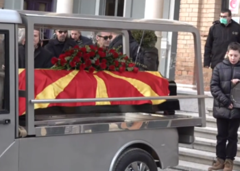 Со македонско знаме на ковчегот и „Зошто си ме мајко родила“ Аки Рахимовски испратен до вечното почивалиште ВИДЕО