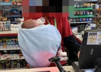 Мајка која со бебето во раце работи како касиерка го расплака светот – за некој мајки не постои породилно отсуство (ФОТО)