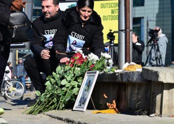 Солзи, болка, неверување – граѓани палеа свеќи за прерано згаснатиот живот на Викторија