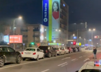 Скопје и се е можно,13 коли паркирани сред булевар во Скопје (ВИДЕО)