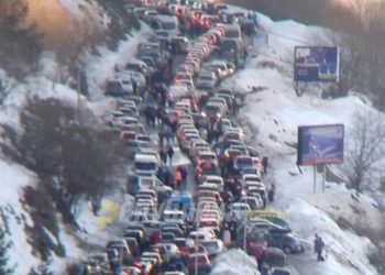 Вистински хаос на Попова Шапка: Сообраќајот под целосна блокада (ФОТО)