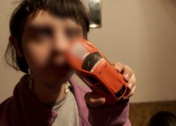 Како да преживеат три браќа и сестричка: деца со попреченост, без мајка и татко!