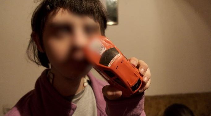 Како да преживеат три браќа и сестричка: деца со попреченост, без мајка и татко!