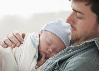 Трик како да го заспиете вашето бебе