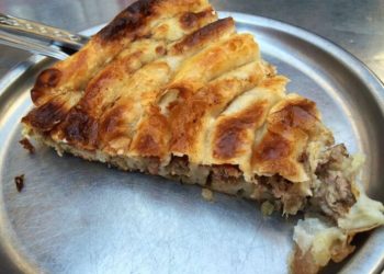 Ништо не ви е СВETO: Во Белгpад се појави БУРЕК со нов вкус, луѓето не можеа да поверуваат што гледаат