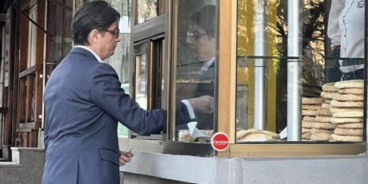 Пендаровски како секој обичен граѓанин си чекаше ред да си купи БУРЕK (ФОТО)