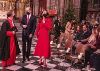 Кејт Мидлтон елегантна во црвен фустан изненади со музички перформанс за Божиќ