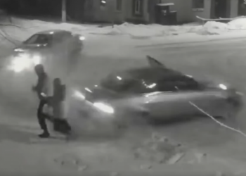 ВИДЕО: Пешаци „за влакно“ избегнале последица од судар на два автомобили