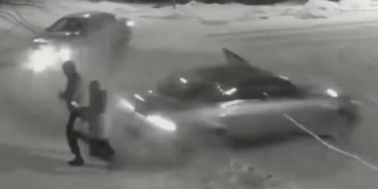 ВИДЕО: Пешаци „за влакно“ избегнале последица од судар на два автомобили