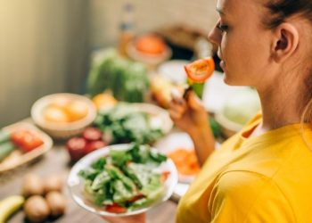 Храна која го стопира стареењето: Намирници против брчки, опуштена кожа и ретка коса