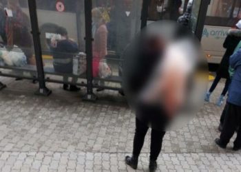 Сите останаа без текст на автобуска постојка: Постара госпоѓа шокираше со она што го носеше на грбот (ФОТО)