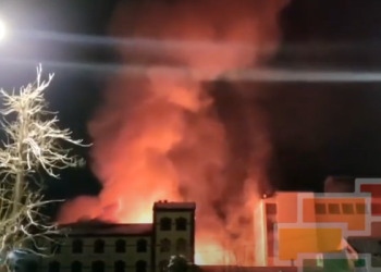 ОГНЕНИТЕ ЈАЗИЦИ ПЕПЛОСУВААТ СÈ ПРЕД СЕБЕ – гори познатата фабрика во Битола (ВИДЕО)