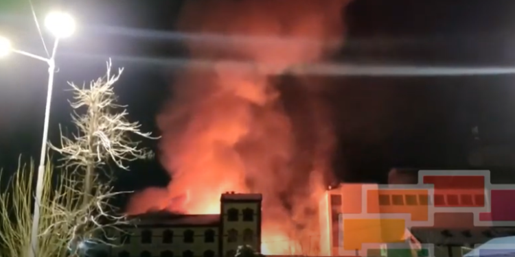 ОГНЕНИТЕ ЈАЗИЦИ ПЕПЛОСУВААТ СÈ ПРЕД СЕБЕ – гори познатата фабрика во Битола (ВИДЕО)