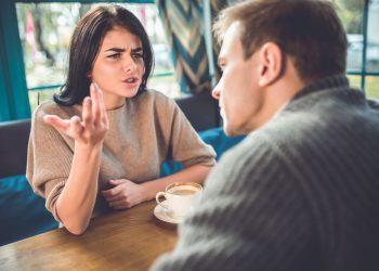 Дали сте во врска со себична личност? Обрнете внимание на овие 5 „црвени знамиња“