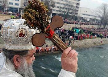 Светиот крст во Скопје го фатија сите верници