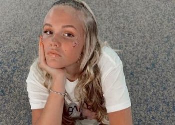 (ВИДЕО) Има 16 години и две деца, а во училиште е фантастична: „Тешко е, но си ги сакам децата!“