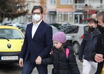 Пендаровски со убав гест: Ја однесе во училиште малата Ембла