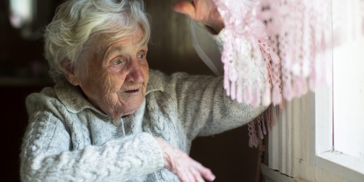 „Сама ги пораснав двајцата синови, кои сега се лекари, а мене нема кој да ме погледне- Што да правам?“