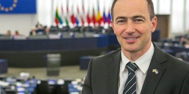 Македонија ќе добие забрана да го слави 11 октомври? – Бугарски европратеник со нов услов за членство во Европската Унија!
