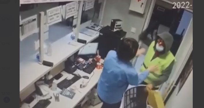 ВИДЕО | Обид за грабеж во обложувалница на Партизанска, храбра вработена се спротивставила на напаѓачот