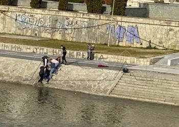 Мајка со бебе падна во Вардар, количката останала во водата – како што објави Алсат ги спасиле неколку момчиња (ФОТО)