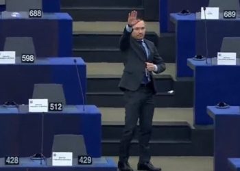 Бугарскиот европратеник Џамбаски отпоздравуваше со нацистички поздрав