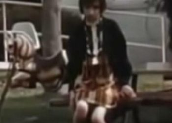 (ВИДЕО) 13. ГОДИНИ СО ЛАНЦИ БИЛА ВРЗАНА ЗА СТОЛ, ЈА ТЕПАЛЕ И ХРАНЕЛЕ САМО СО ТЕЧНОСТ: Приказната за ова девојче потресува до срж!