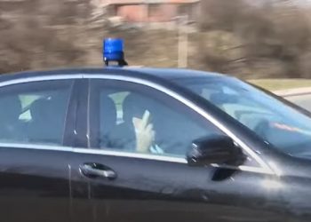 (Видео) Додик од автомобил им покажа среден прст на новинарите